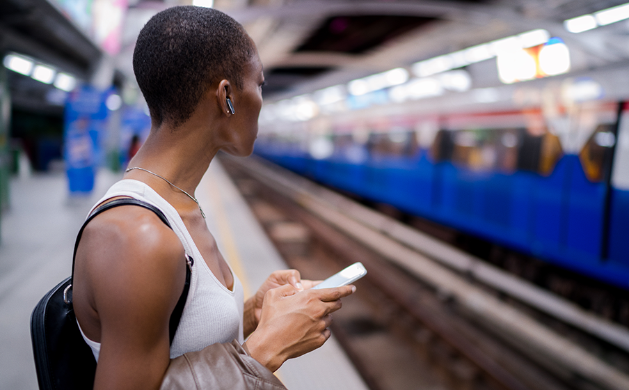 JBL Live Flex Hasta 40 (8+32) horas de reproducci&oacute;n con carga inal&aacute;mbrica - Image