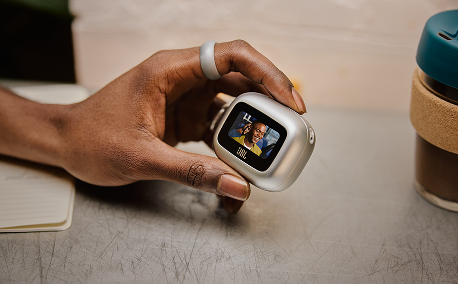 JBL Live Beam 3 Pr&aacute;ctica Smart Charging Case&trade; para un control sin necesidad de aplicaciones - Image